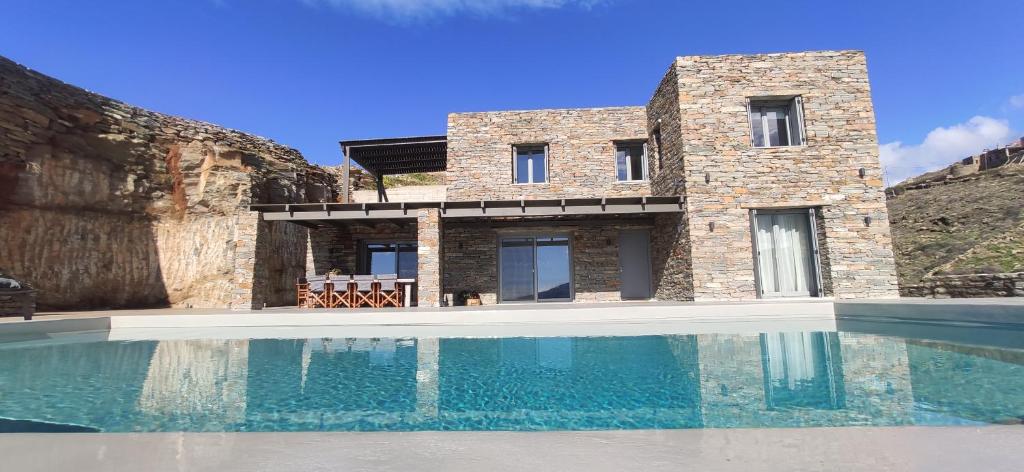 VeneTerra-Refined Elegance in a 4-Bed Kea Villa photo 2