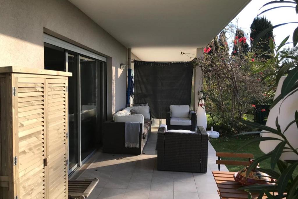 Large Apartment with a large garden and a swimming pool in the residence photo 3