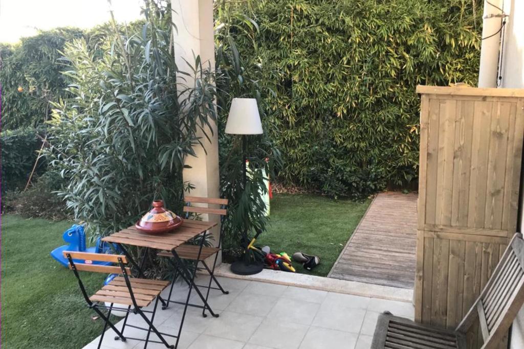 Large Apartment with a large garden and a swimming pool in the residence photo 2