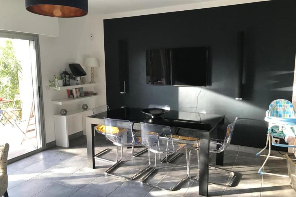 Large Apartment with a large garden and a swimming pool in the residence photo 4
