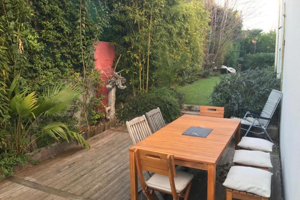 Large Apartment with a large garden and a swimming pool in the residence photo 1