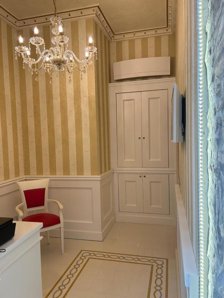 Piazza Venezia Luxury Suite - Tap to explore photos