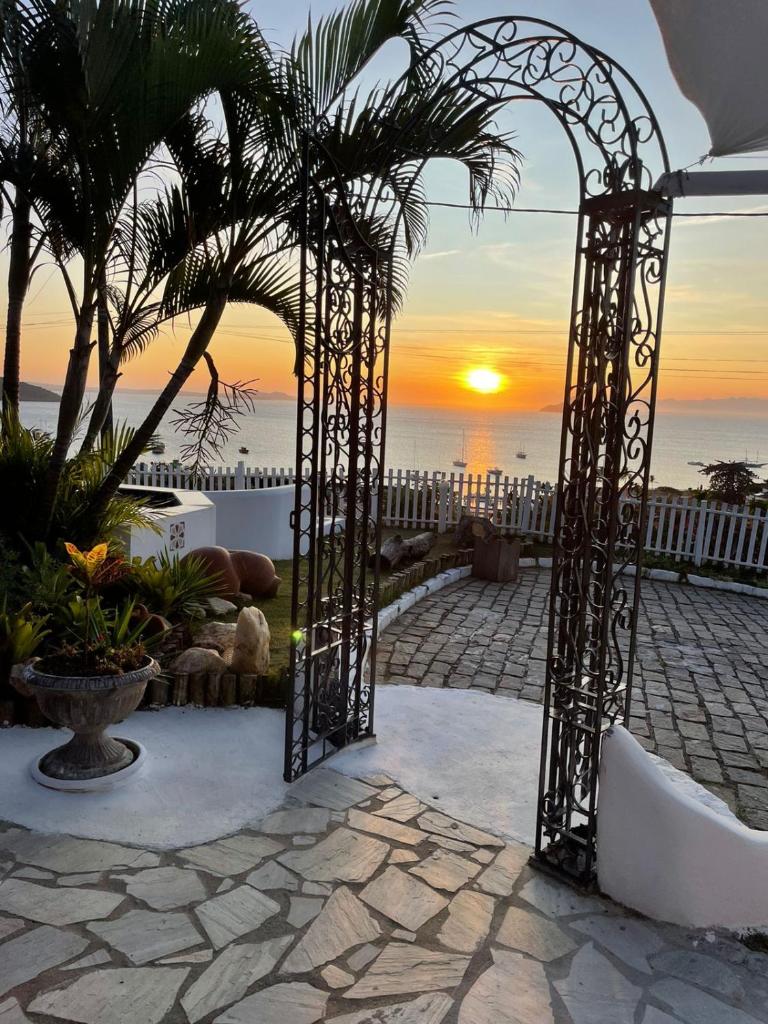 CASA EM JOÃO FERNANDES COM MAGNÍFICA VISTA AL MAR.