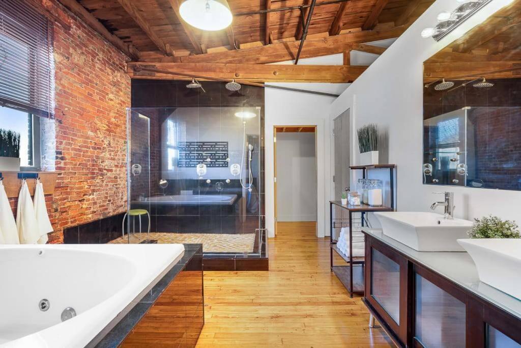 4K sqft LOFT Gym, TV Wall, Pool, Table Ping Pong photo 1