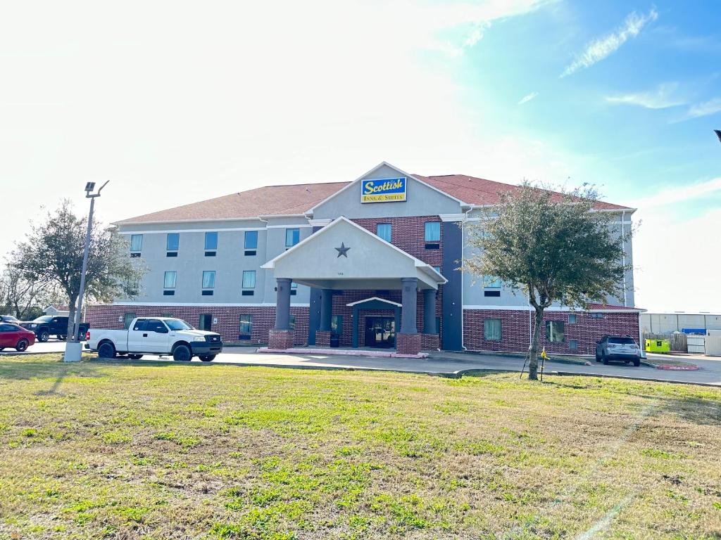 Scottish Inn and Suites La Porte image