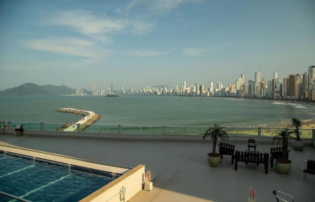 Para casais, prédio beira mar, em frente à Roda Gigante photo 1