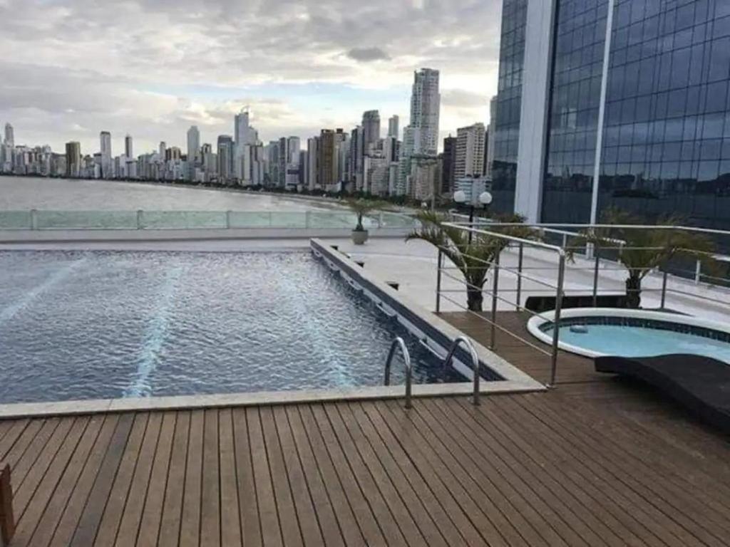 Para casais, prédio beira mar, em frente à Roda Gigante photo 2