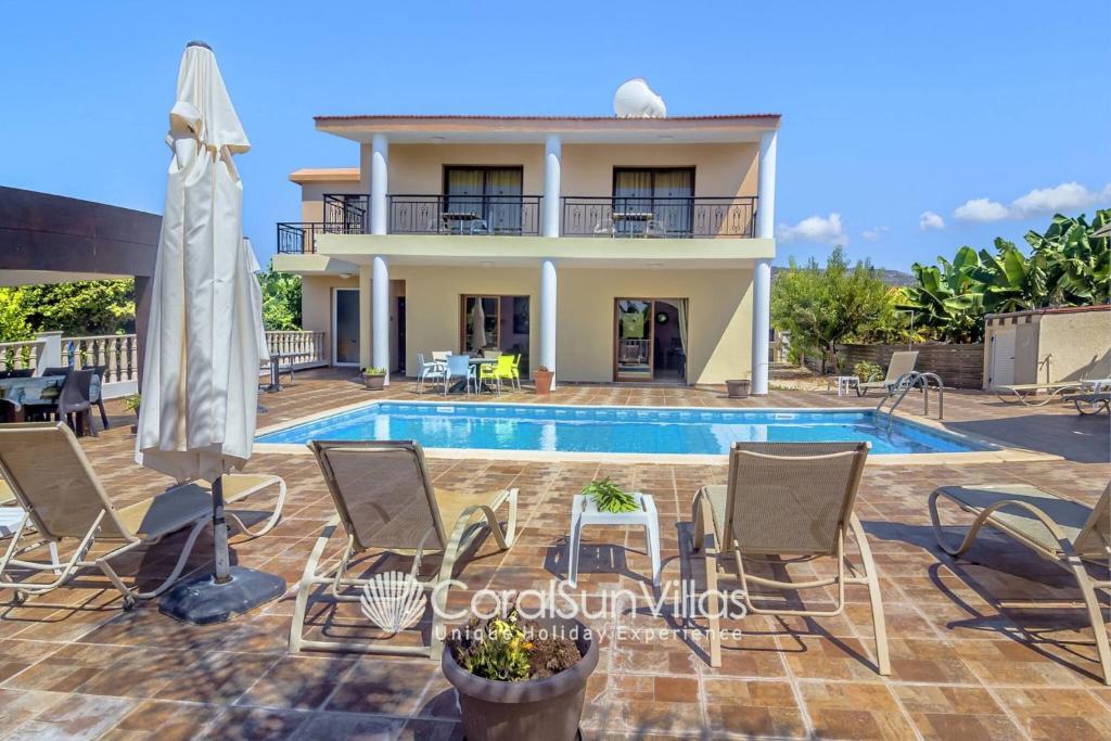 Impressive Villa Exclusive Sea Caves walk to taverns Sleeps 11 Ref 507 photo 3
