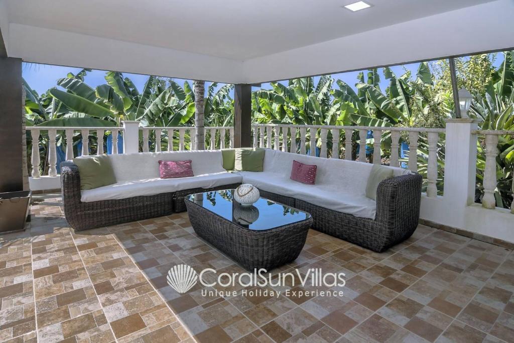Impressive Villa Exclusive Sea Caves walk to taverns Sleeps 11 Ref 507 photo 4