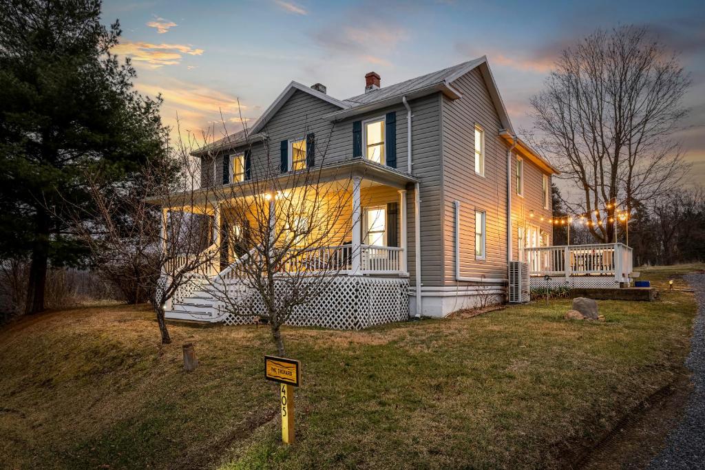 The Orchard, a Modern Farmhouse- 4 mins to Caverns
