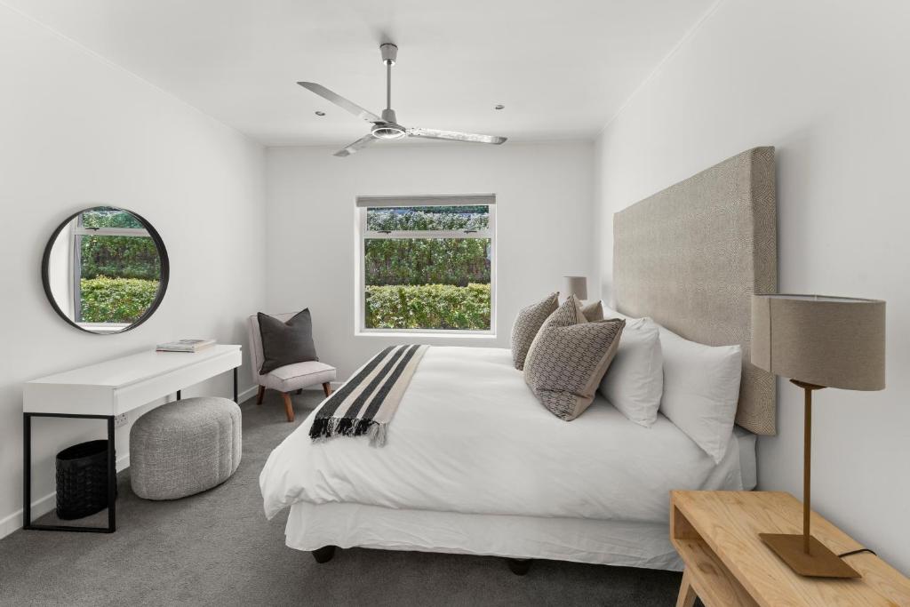 Villa Ravensteyn - Camps Bay Luxury Villa - Tap to explore photos