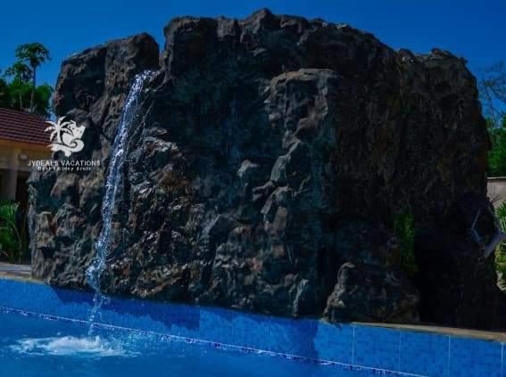 5-Bedroom luxury Waterfalls Villa photo 2