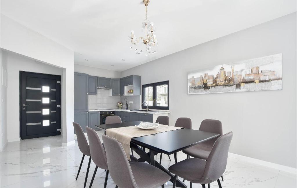 Beautiful Home In Split With 4 Bedrooms, Jacuzzi And Wifi photo 1