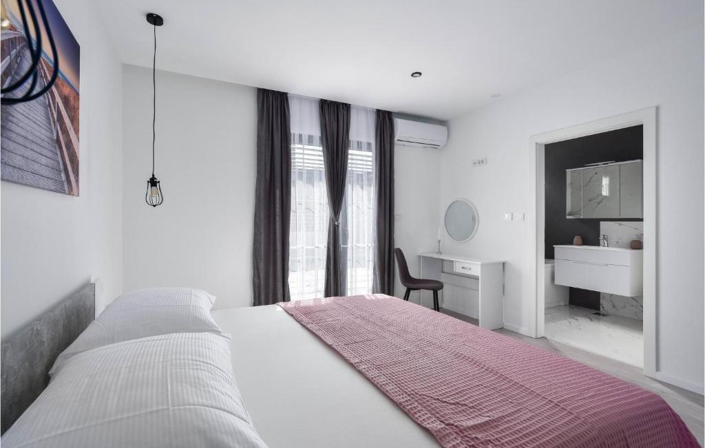 Beautiful Home In Split With 4 Bedrooms, Jacuzzi And Wifi photo 2