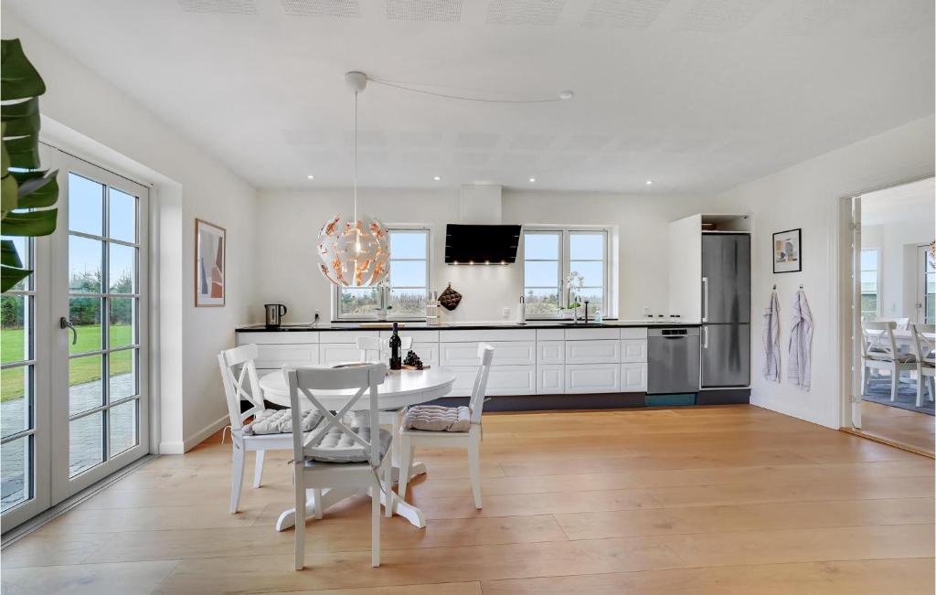 Nice Home In Grindsted With 6 Bedrooms And Wifi photo 4
