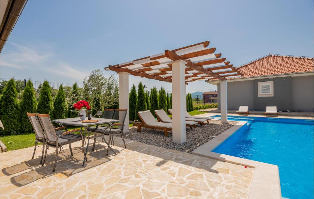 Awesome Home In Prolozac With 4 Bedrooms, Wifi And Sauna photo 4