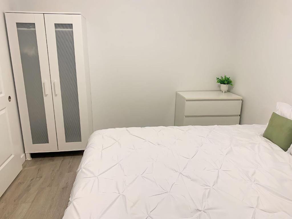 Cozy 1BR Condo w/ Insuite LDRY, Gym & Free Parking photo 2
