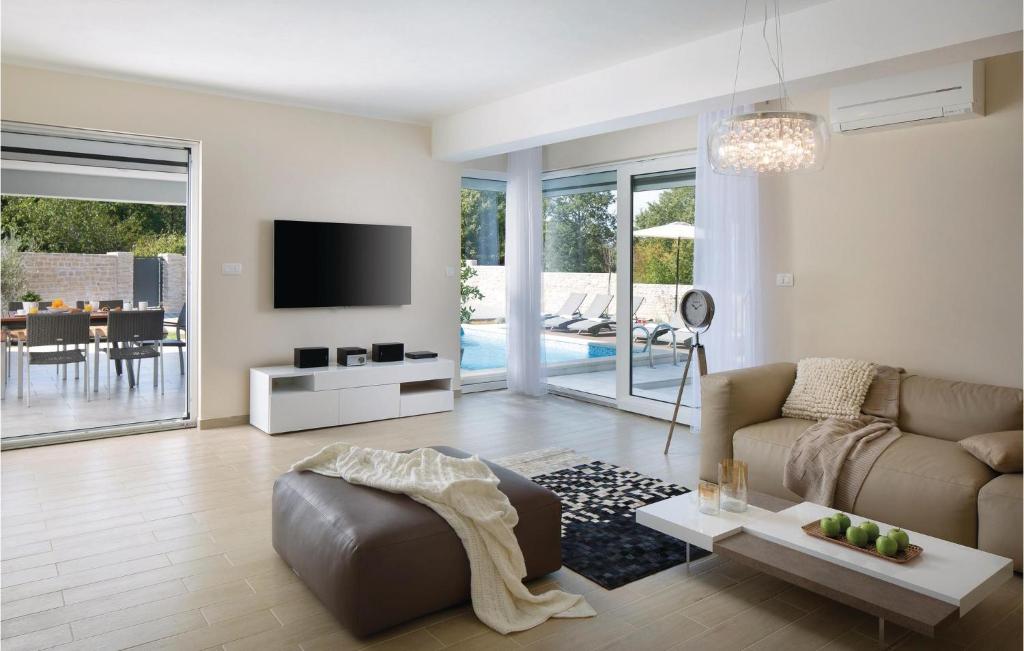 Beautiful Home In Krsan With 4 Bedrooms, Sauna And Outdoor Swimming Pool photo 1