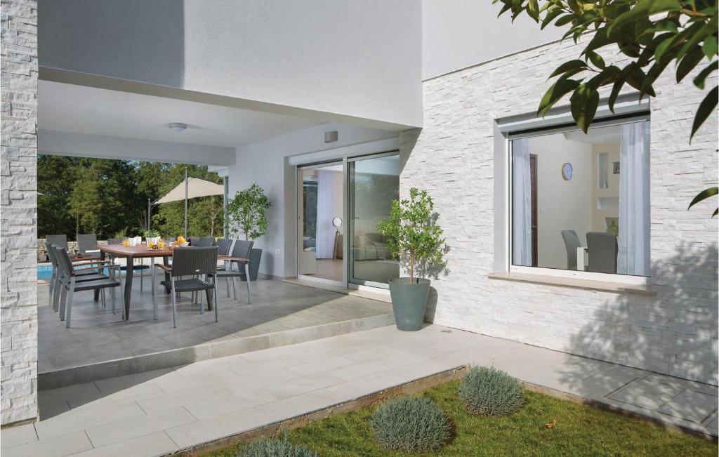 Beautiful Home In Krsan With 4 Bedrooms, Sauna And Outdoor Swimming Pool photo 3