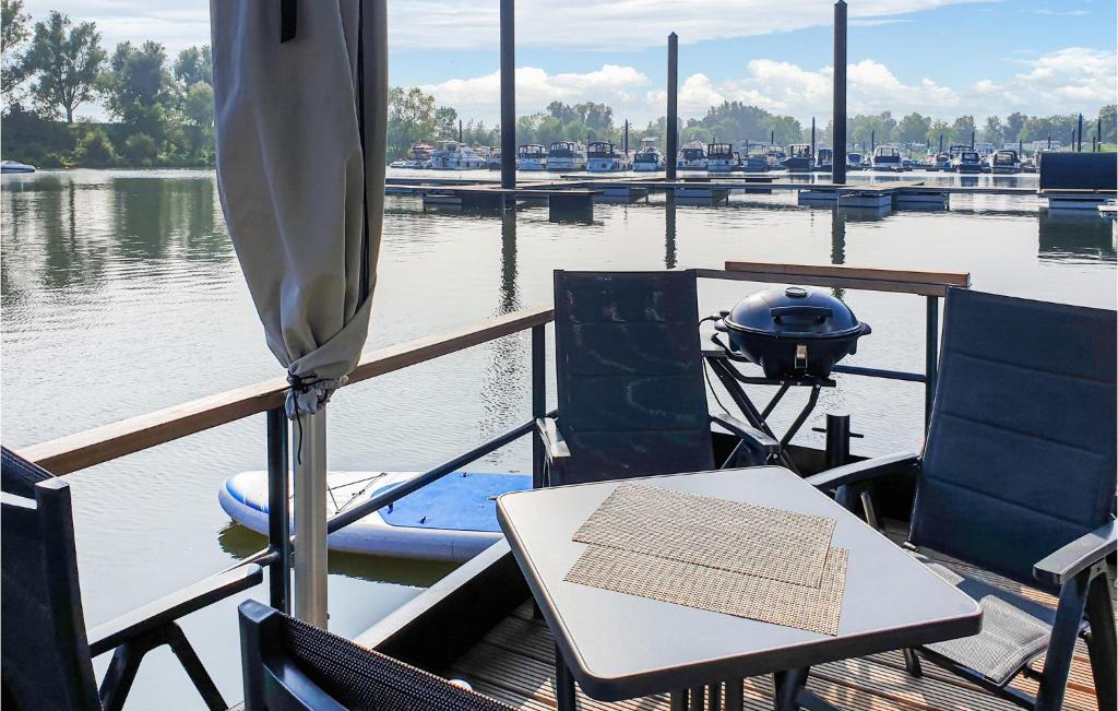 Houseboat Waterlelie photo 2