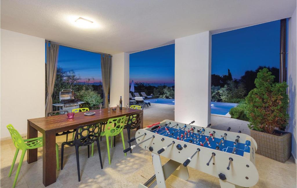 Beautiful Home In Stinjan With Jacuzzi, Wifi And Outdoor Swimming Pool photo 1