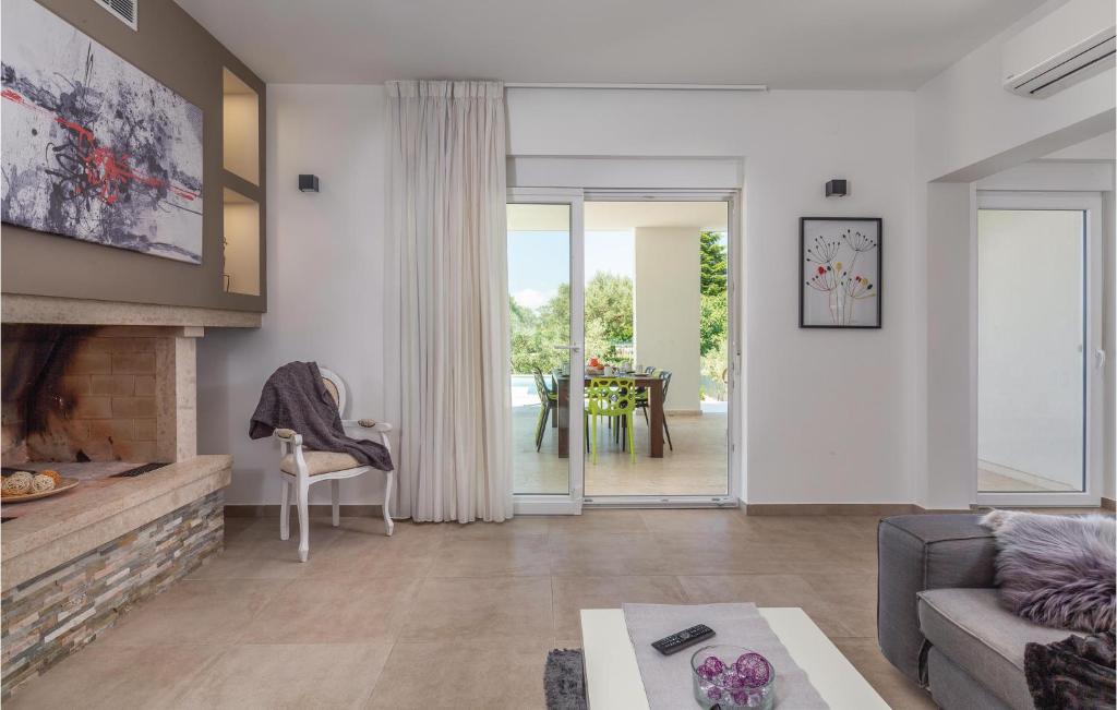 Beautiful Home In Stinjan With Jacuzzi, Wifi And Outdoor Swimming Pool photo 2