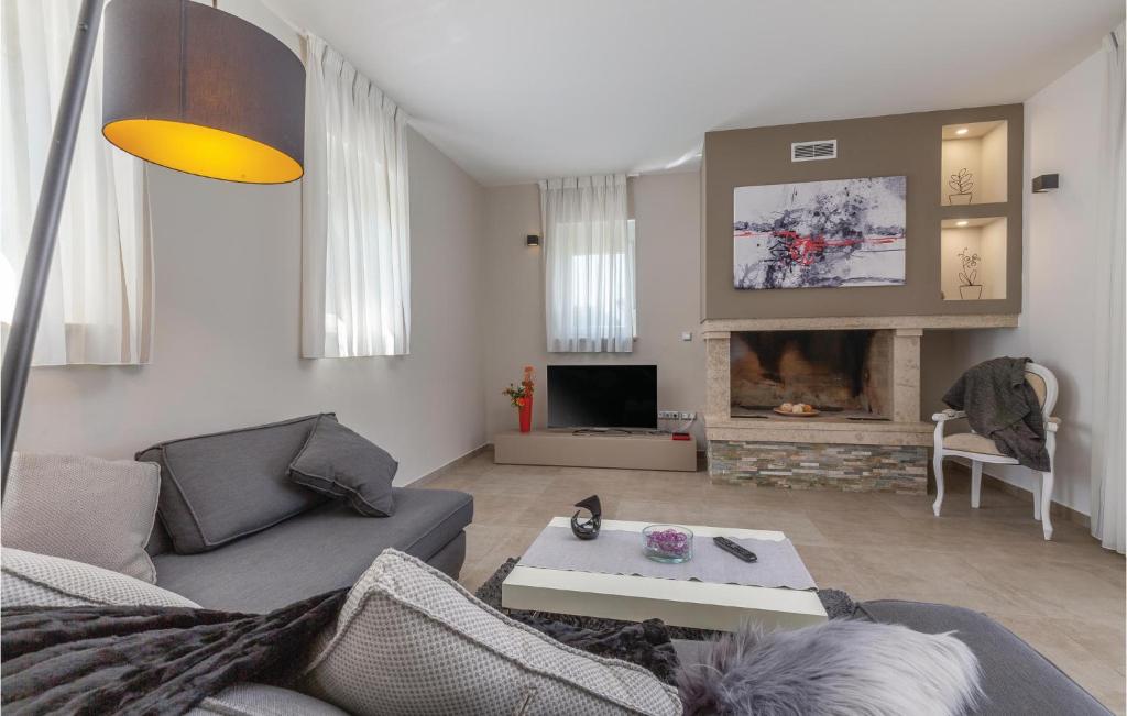 Beautiful Home In Stinjan With Jacuzzi, Wifi And Outdoor Swimming Pool photo 3