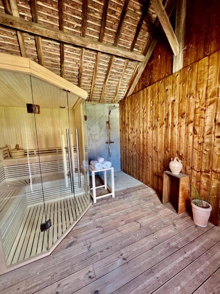 Corps de fermes pour 22 personnes, 7ha de foret, bar et piscine privée photo 4