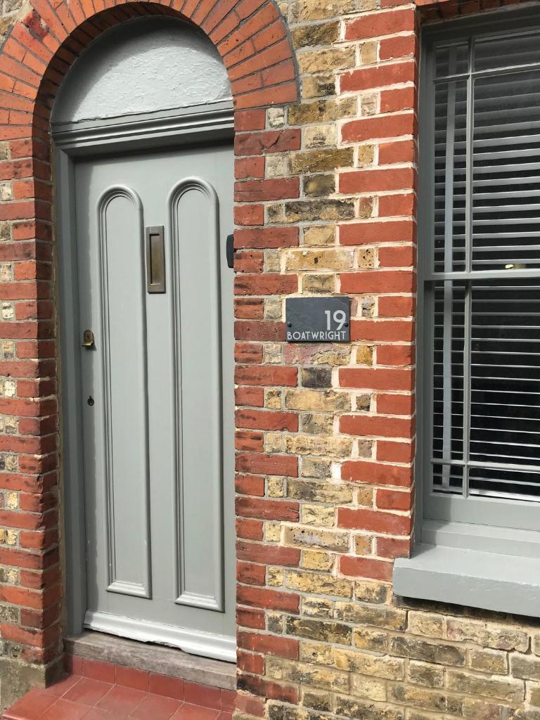 Stylish Boatwright Cottage moments from beach by Whitstable-Holidays