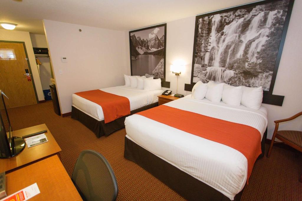 Super 8 by Wyndham Drayton Valley - Tap to explore photos