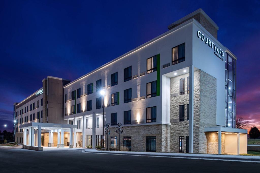 Courtyard by Marriott Kansas City Olathe image