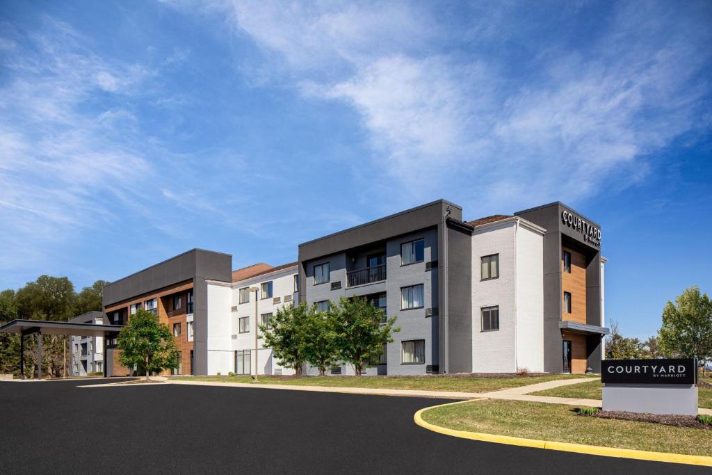 Courtyard by Marriott Detroit Brighton image
