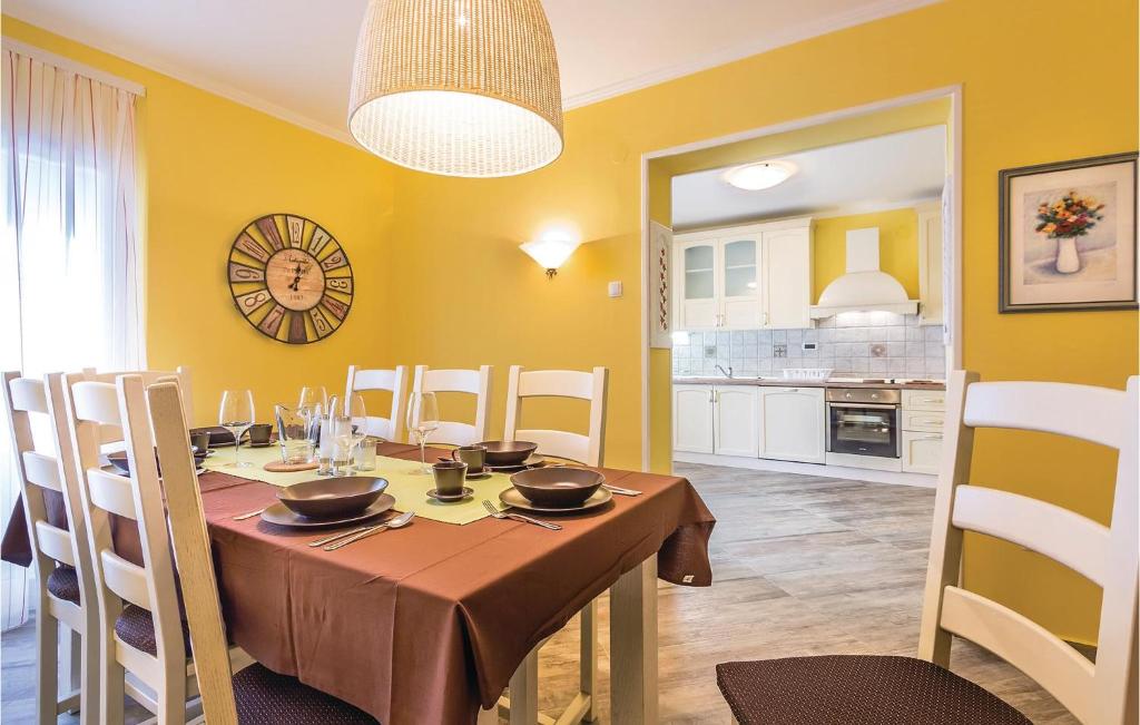Beautiful Home In Matulji With Wifi, Outdoor Swimming Pool And Heated Swimming Pool photo 4