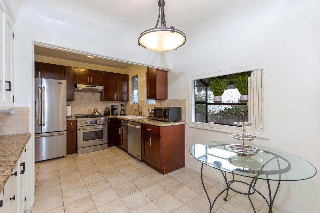 Renovated Spanish 3BD 2BA near Beverly Hills photo 4