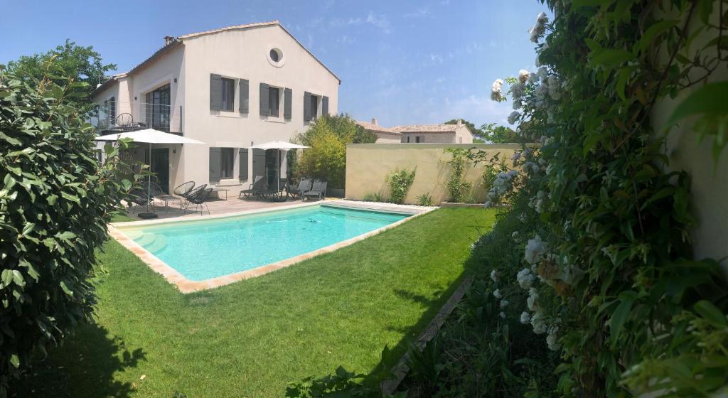 Maison contemporaine dans le village d'Eygalières
