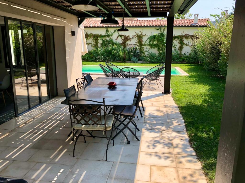 Maison contemporaine dans le village d'Eygalières photo 4