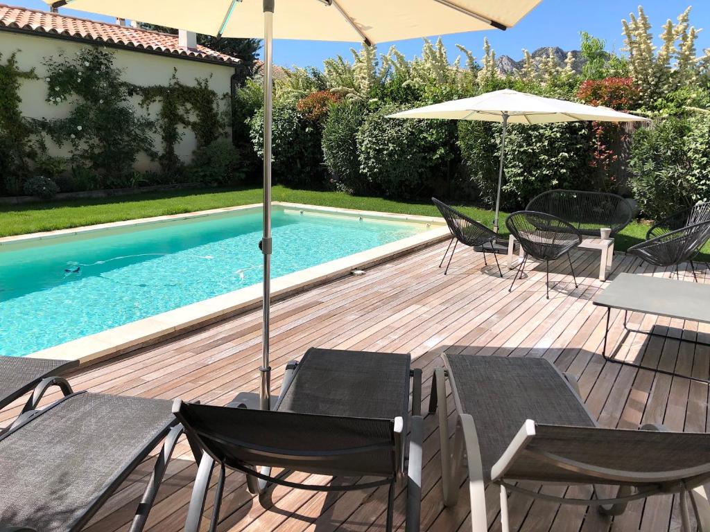 Maison contemporaine dans le village d'Eygalières photo 2