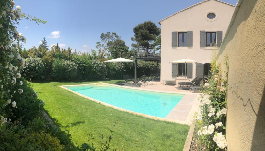 Maison contemporaine dans le village d'Eygalières photo 1