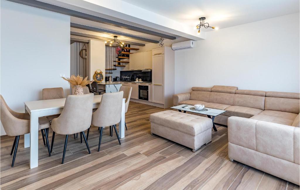 Beautiful Apartment In Medulin With 4 Bedrooms And Wifi photo 3