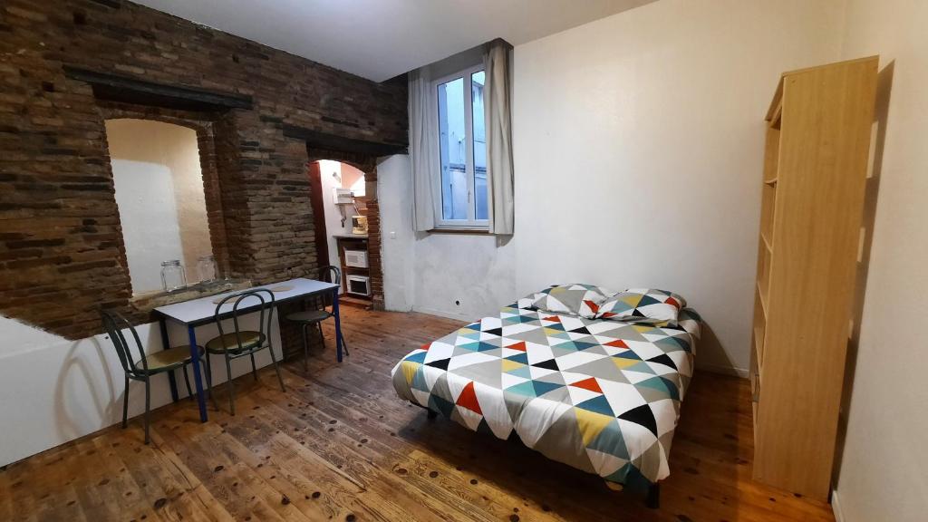 PROMO 16-26 avril Toulouse 15 mn app refait à neuf RDC 2 personnes Lit 140