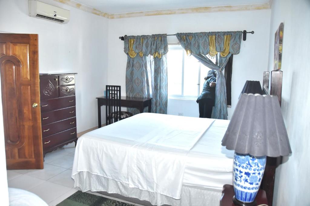 Embassy Deluxe apartment photo 4