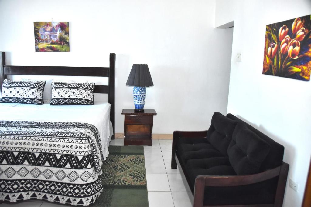 Embassy Deluxe apartment photo 2