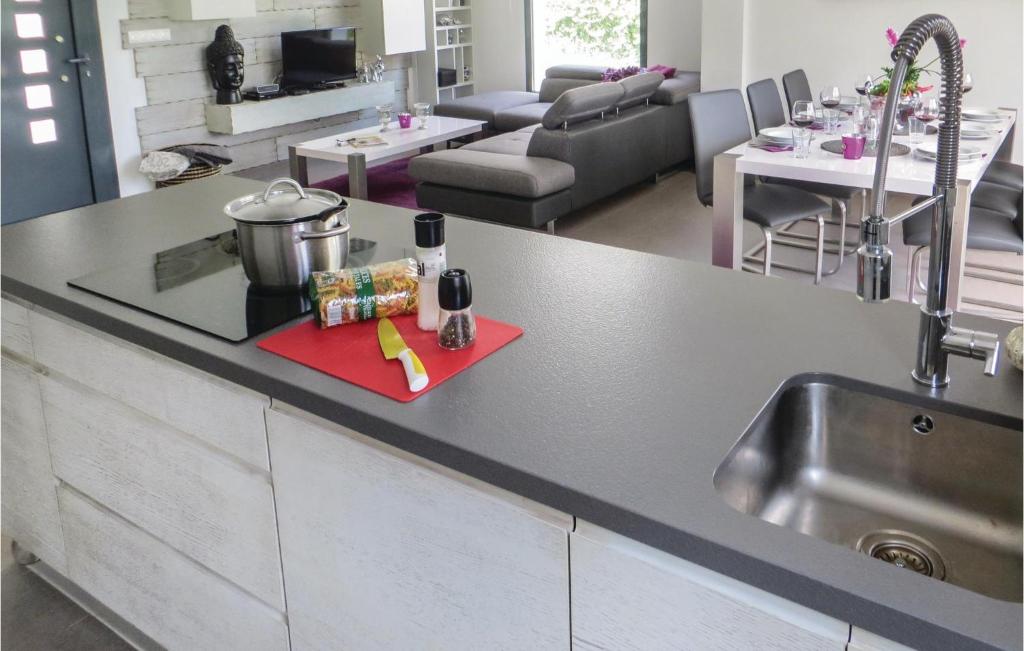 Awesome Home In Ciudad Quesada-rojales With Wifi, Heated Swimming Pool And Swimming Pool photo 3