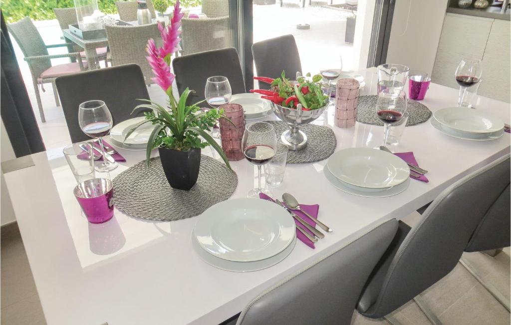 Awesome Home In Ciudad Quesada-rojales With Wifi, Heated Swimming Pool And Swimming Pool photo 4