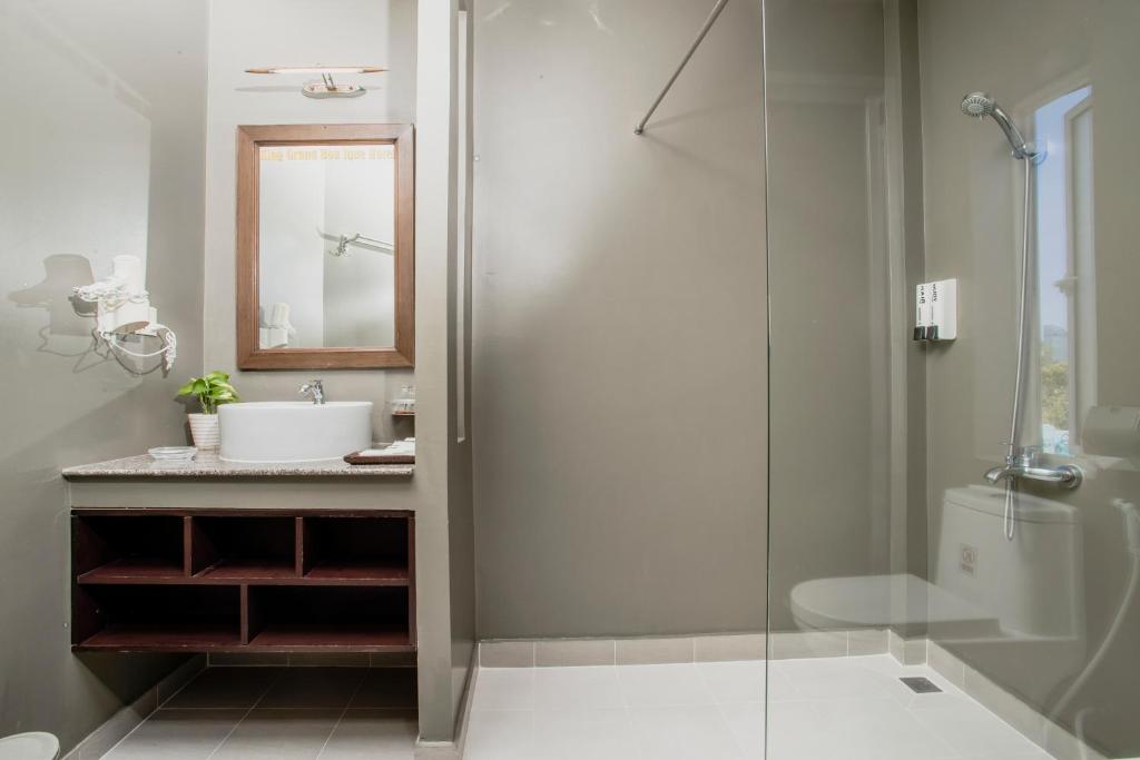 King Grand Boutique Hotel - Tap to explore photos