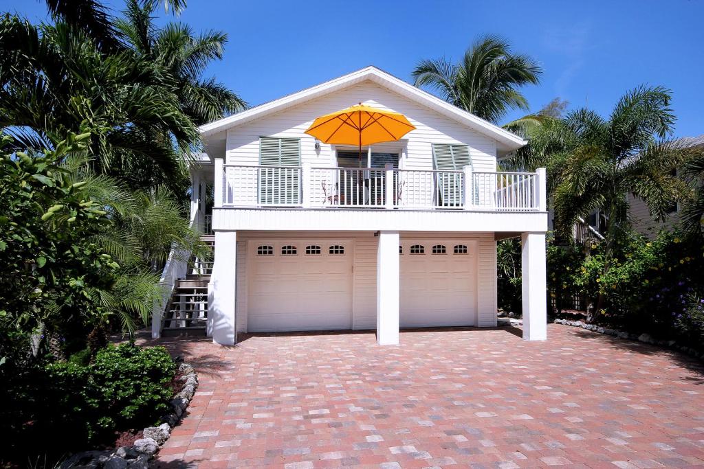 La Casa On Mango, heated pool - 5 min walk to the Beach image