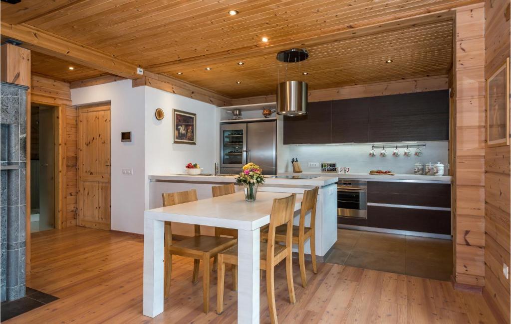 Awesome Home In Preserje With Jacuzzi, Sauna And Wifi photo 4