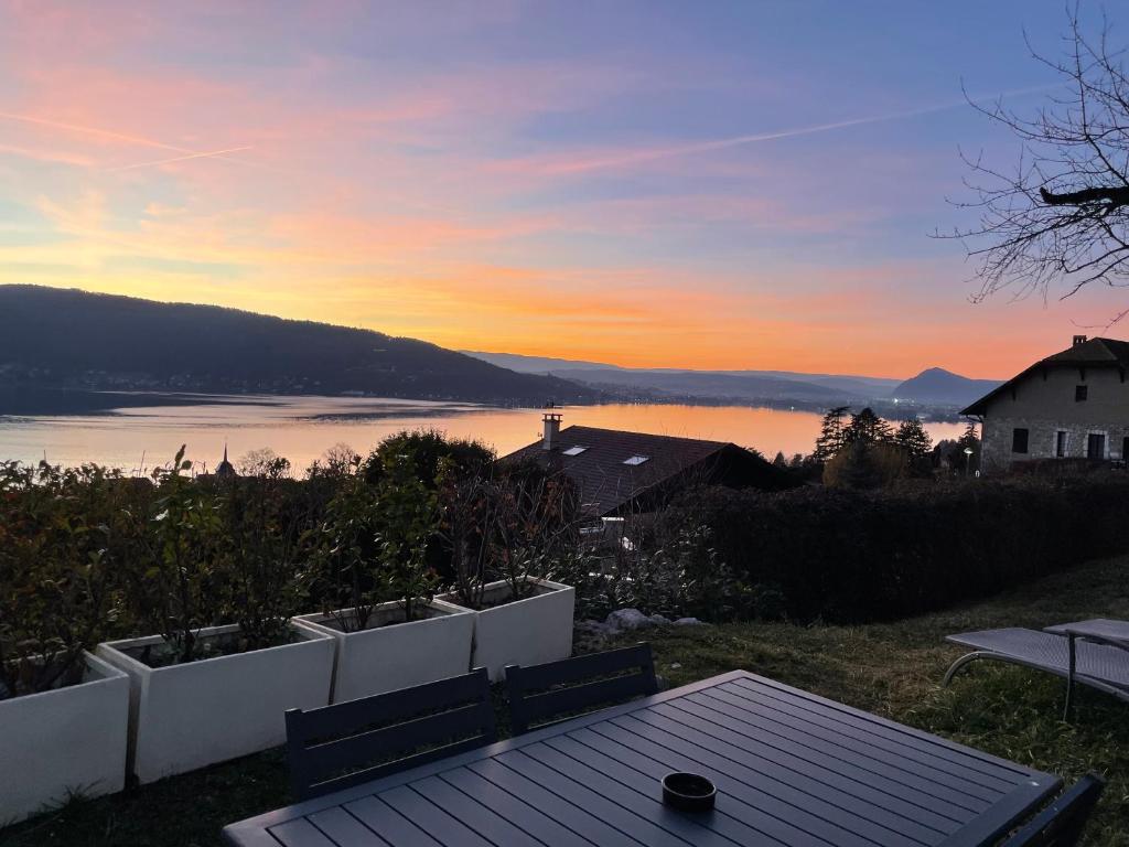 Maisonnette vue panoramique lac d'Annecy photo 1