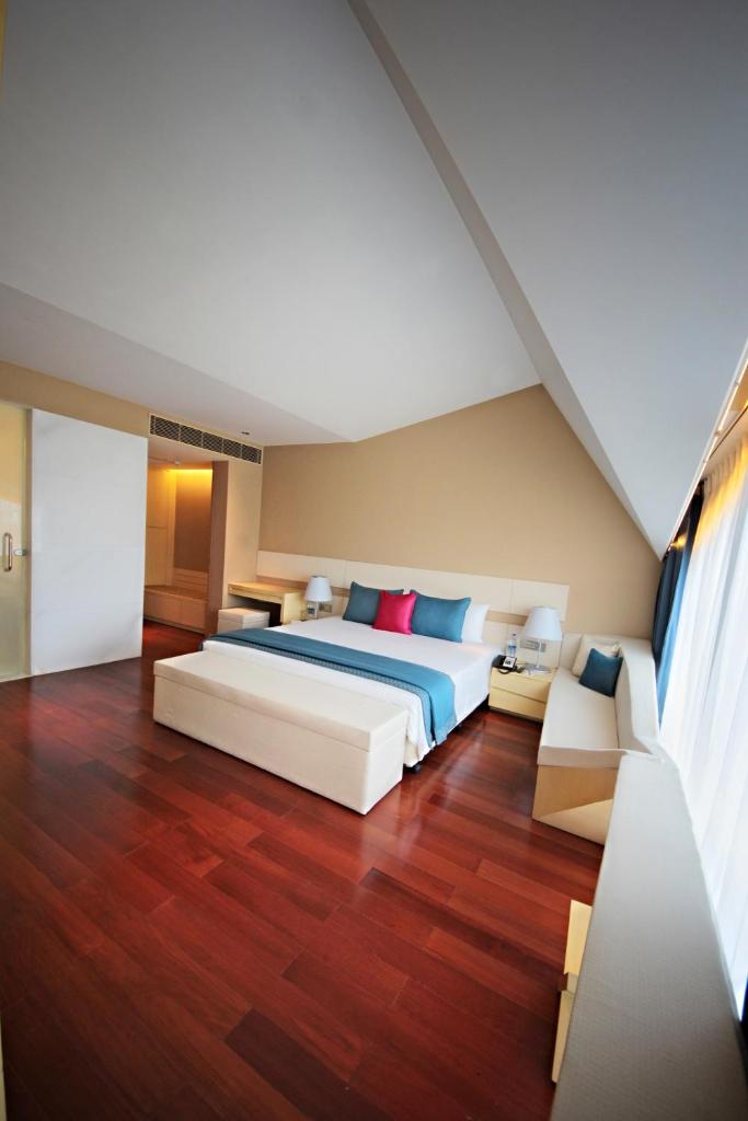 Сьюит (Deluxe Suite 1 Bedroom City View King Bed and 24 hours Check-in and Check-out), Vivanta by Taj Dwarka New Delhi