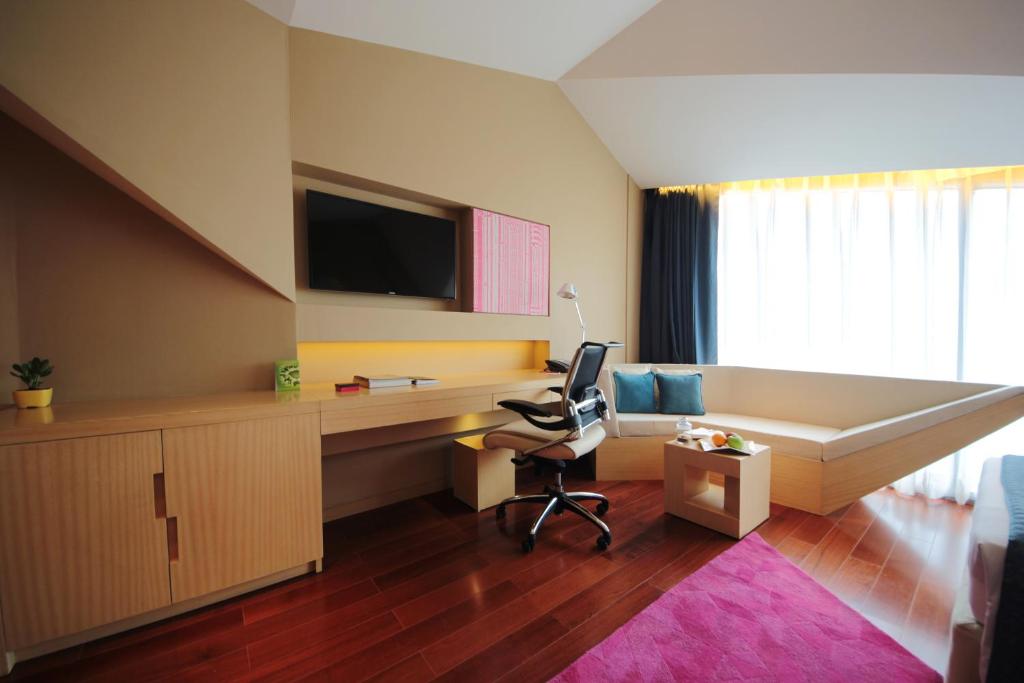 Сьюит (Deluxe Suite 1 Bedroom City View King Bed and 24 hours Check-in and Check-out), Vivanta by Taj Dwarka New Delhi